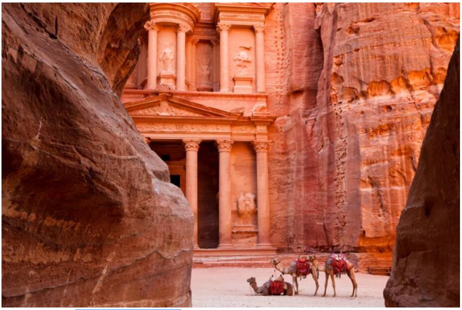 Facade of the treasure house of Petra Jordan